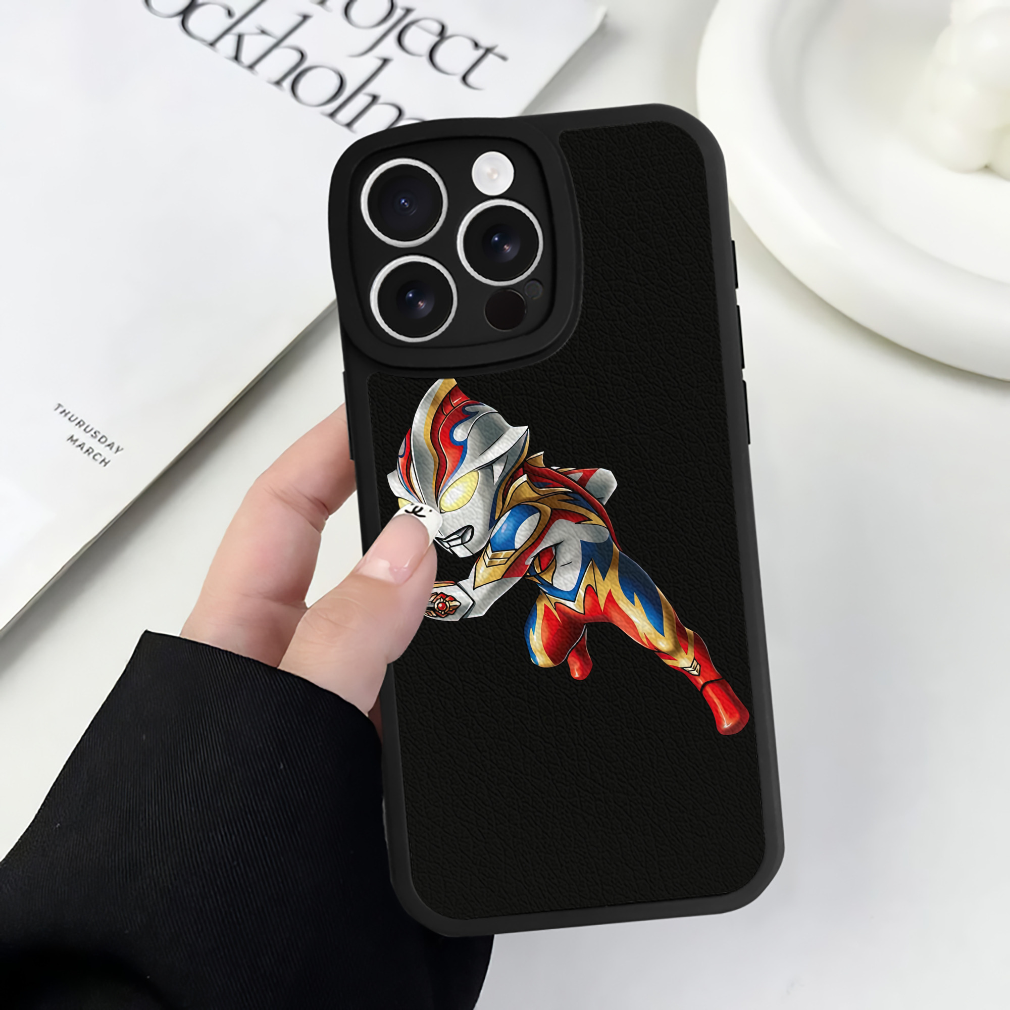 （画像用） ウルトラマン Ultraman 【iPhone 16シリーズ対応】シリコンスマホケース（レザー調） 材質：シリコン